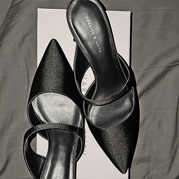 Asymmetric Sculptural Heel Pumps - Picture 4 of 6